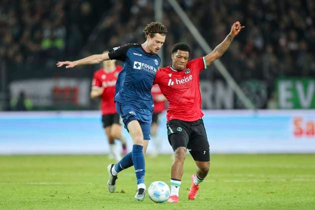 Calvin Brackelmann SC Paderborn 07 and Jessic Ngankam Hannover 96 battle for the ball, 2 Bundesliga, Hannover 96 vs SC Paderborn 07, Heinz von Heiden Arena, February 22, 2025 in Hanover, Germany Photo by Marco Steinbrenner DeFodi Images Calvin Brackelmann SC Paderborn 07 and Jessic Ngankam Hannover 96 battle for the ball, 2 Bundesliga, Hannover 96 vs SC Paderborn 07, Heinz von Heiden Arena, February 22, 2025 in Hanover, Germany Photo by Marco Steinbrenner DeFodi Images DFB DFL REGULATIONS PROHIBIT ANY USE OF PHOTOGRAPHS AS IMAGE SEQUENCES AND OR QUASI VIDEO