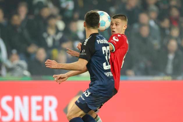 Marcel Hoffmeier SC Paderborn 07 and Nicolo Tresoldi Hannover 96 battle for the ball, 2 Bundesliga, Hannover 96 vs SC Paderborn 07, Heinz von Heiden Arena, February 22, 2025 in Hanover, Germany Photo by Marco Steinbrenner DeFodi Images Marcel Hoffmeier SC Paderborn 07 and Nicolo Tresoldi Hannover 96 battle for the ball, 2 Bundesliga, Hannover 96 vs SC Paderborn 07, Heinz von Heiden Arena, February 22, 2025 in Hanover, Germany Photo by Marco Steinbrenner DeFodi Images DFB DFL REGULATIONS PROHIBIT ANY USE OF PHOTOGRAPHS AS IMAGE SEQUENCES AND OR QUASI VIDEO