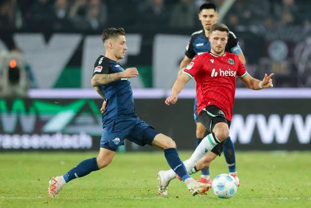 Marvin Mehlem SC Paderborn 07 and Enzo Leopold Hannover 96 battle for the ball, 2 Bundesliga, Hannover 96 vs SC Paderborn 07, Heinz von Heiden Arena, February 22, 2025 in Hanover, Germany Photo by Marco Steinbrenner DeFodi Images Marvin Mehlem SC Paderborn 07 and Enzo Leopold Hannover 96 battle for the ball, 2 Bundesliga, Hannover 96 vs SC Paderborn 07, Heinz von Heiden Arena, February 22, 2025 in Hanover, Germany Photo by Marco Steinbrenner DeFodi Images DFB DFL REGULATIONS PROHIBIT ANY USE OF PHOTOGRAPHS AS IMAGE SEQUENCES AND OR QUASI VIDEO
