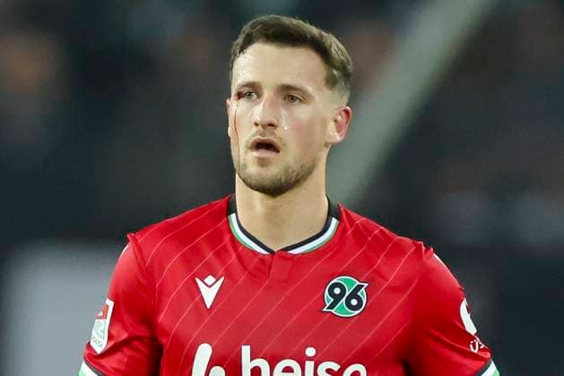 Enzo Leopold Hannover 96 has blood on his face after an injury, 2 Bundesliga, Hannover 96 vs SC Paderborn 07, Heinz von Heiden Arena, February 22, 2025 in Hanover, Germany Photo by Marco Steinbrenner DeFodi Images Enzo Leopold Hannover 96 has blood on his face after an injury, 2 Bundesliga, Hannover 96 vs SC Paderborn 07, Heinz von Heiden Arena, February 22, 2025 in Hanover, Germany Photo by Marco Steinbrenner DeFodi Images DFB DFL REGULATIONS PROHIBIT ANY USE OF PHOTOGRAPHS AS IMAGE SEQUENCES AND OR QUASI VIDEO