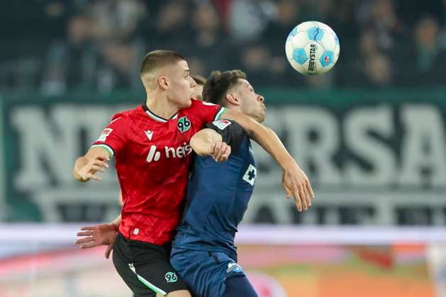 Nicolo Tresoldi Hannover 96 and Marcel Hoffmeier SC Paderborn 07 battle for the ball, 2 Bundesliga, Hannover 96 vs SC Paderborn 07, Heinz von Heiden Arena, February 22, 2025 in Hanover, Germany Photo by Marco Steinbrenner DeFodi Images Nicolo Tresoldi Hannover 96 and Marcel Hoffmeier SC Paderborn 07 battle for the ball, 2 Bundesliga, Hannover 96 vs SC Paderborn 07, Heinz von Heiden Arena, February 22, 2025 in Hanover, Germany Photo by Marco Steinbrenner DeFodi Images DFB DFL REGULATIONS PROHIBIT ANY USE OF PHOTOGRAPHS AS IMAGE SEQUENCES AND OR QUASI VIDEO