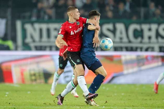 Nicolo Tresoldi Hannover 96 and Marcel Hoffmeier SC Paderborn 07 battle for the ball, 2 Bundesliga, Hannover 96 vs SC Paderborn 07, Heinz von Heiden Arena, February 22, 2025 in Hanover, Germany Photo by Marco Steinbrenner DeFodi Images Nicolo Tresoldi Hannover 96 and Marcel Hoffmeier SC Paderborn 07 battle for the ball, 2 Bundesliga, Hannover 96 vs SC Paderborn 07, Heinz von Heiden Arena, February 22, 2025 in Hanover, Germany Photo by Marco Steinbrenner DeFodi Images DFB DFL REGULATIONS PROHIBIT ANY USE OF PHOTOGRAPHS AS IMAGE SEQUENCES AND OR QUASI VIDEO