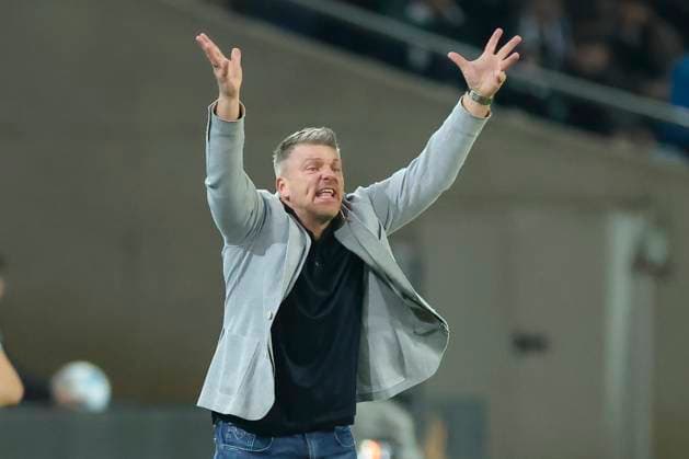 Coach Lukas Kwasniok SC Paderborn 07 gestures, 2 Bundesliga, Hannover 96 vs SC Paderborn 07, Heinz von Heiden Arena on February 22, 2025 in Hanover, Germany Photo by Marco Steinbrenner DeFodi Images Coach Lukas Kwasniok SC Paderborn 07 gestures, 2 Bundesliga, Hannover 96 vs SC Paderborn 07, Heinz von Heiden Arena, February 22, 2025 in Hanover, Germany Photo by Marco Steinbrenner DeFodi Images DFB DFL REGULATIONS PROHIBIT ANY USE OF PHOTOGRAPHS AS IMAGE SEQUENCES AND OR QUASI VIDEO