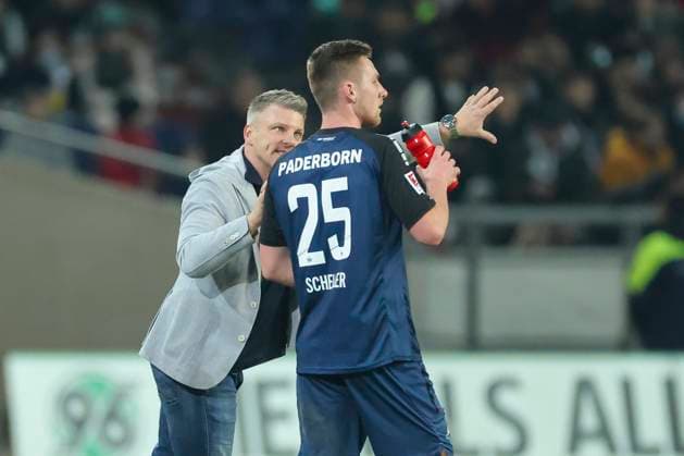 Coach Lukas Kwasniok SC Paderborn 07 and Santiago Castaneda SC Paderborn 07 talk together, 2 Bundesliga, Hannover 96 vs SC Paderborn 07, Heinz von Heiden Arena on February 22, 2025 in Hanover, Germany Photo by Marco Steinbrenner DeFodi Images Coach Lukas Kwasniok SC Paderborn 07 and Santiago Castaneda SC Paderborn 07 talk together, 2 Bundesliga, Hannover 96 vs SC Paderborn 07, Heinz von Heiden Arena, February 22, 2025 in Hanover, Germany Photo by Marco Steinbrenner DeFodi Images DFB DFL REGULATIONS PROHIBIT ANY USE OF PHOTOGRAPHS AS IMAGE SEQUENCES AND OR QUASI VIDEO