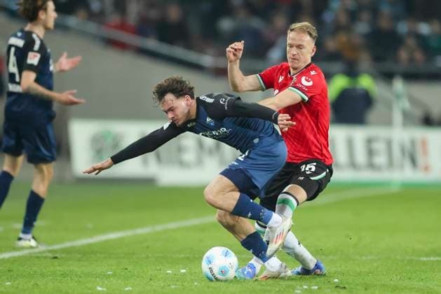 Aaron Zehnter SC Paderborn 07 and Havard Nielsen Hannover 96 battle for the ball, 2 Bundesliga, Hannover 96 vs SC Paderborn 07, Heinz von Heiden Arena, February 22, 2025 in Hanover, Germany Photo by Marco Steinbrenner DeFodi Images Aaron Zehnter SC Paderborn 07 and Havard Nielsen Hannover 96 battle for the ball, 2 Bundesliga, Hannover 96 vs SC Paderborn 07, Heinz von Heiden Arena, February 22, 2025 in Hanover, Germany Photo by Marco Steinbrenner DeFodi Images DFB DFL REGULATIONS PROHIBIT ANY USE OF PHOTOGRAPHS AS IMAGE SEQUENCES AND OR QUASI VIDEO
