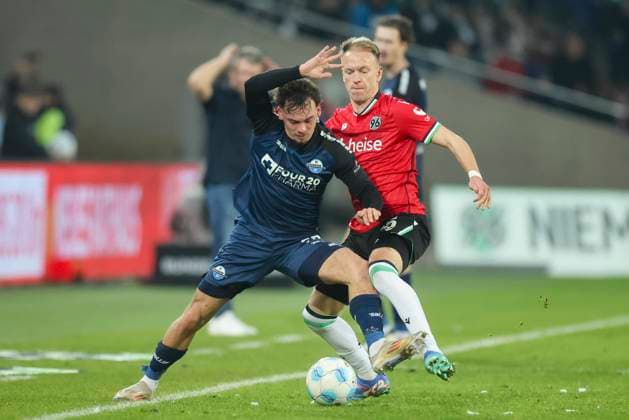 Aaron Zehnter SC Paderborn 07 and Havard Nielsen Hannover 96 battle for the ball, 2 Bundesliga, Hannover 96 vs SC Paderborn 07, Heinz von Heiden Arena, February 22, 2025 in Hanover, Germany Photo by Marco Steinbrenner DeFodi Images Aaron Zehnter SC Paderborn 07 and Havard Nielsen Hannover 96 battle for the ball, 2 Bundesliga, Hannover 96 vs SC Paderborn 07, Heinz von Heiden Arena, February 22, 2025 in Hanover, Germany Photo by Marco Steinbrenner DeFodi Images DFB DFL REGULATIONS PROHIBIT ANY USE OF PHOTOGRAPHS AS IMAGE SEQUENCES AND OR QUASI VIDEO