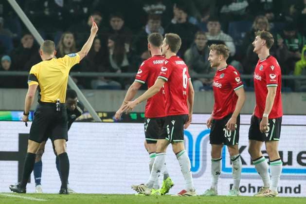 Referee Florian Lechner shows Jannik Dehm Hannover 96 the yellow red card, 2 Bundesliga, Hannover 96 vs SC Paderborn 07, Heinz von Heiden Arena, February 22, 2025 in Hanover, Germany Photo by Marco Steinbrenner DeFodi Images Referee Florian Lechner shows Jannik Dehm Hannover 96 the yellow card, 2 Bundesliga, Hannover 96 vs SC Paderborn 07, Heinz von Heiden Arena, February 22, 2025 in Hanover, Germany Photo by Marco Steinbrenner DeFodi Images DFB DFL REGULATIONS PROHIBIT ANY USE OF PHOTOGRAPHS AS IMAGE SEQUENCES AND OR QUASI VIDEO