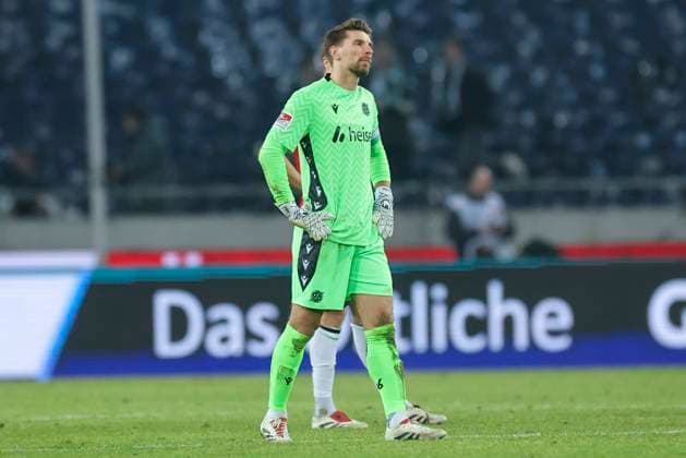 Goalkeeper Ron Robert Zieler Hannover 96 looks disappointed, 2 Bundesliga, Hannover 96 vs SC Paderborn 07, Heinz von Heiden Arena on February 22, 2025 in Hanover, Germany Photo by Marco Steinbrenner DeFodi Images Goalkeeper Ron Robert Zieler Hannover 96 looks dejected, 2 Bundesliga, Hannover 96 vs SC Paderborn 07, Heinz von Heiden Arena, February 22, 2025 in Hanover, Germany Photo by Marco Steinbrenner DeFodi Images DFB DFL REGULATIONS PROHIBIT ANY USE OF PHOTOGRAPHS AS IMAGE SEQUENCES AND OR QUASI VIDEO