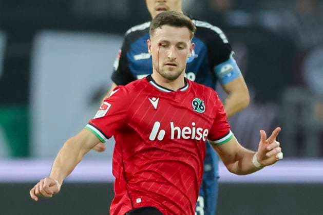 Enzo Leopold (Hannover 96) hat aufgrund seiner Platzwunde am rechten Auge Blut im Gesicht, 2. Bundesliga, Hannover 96 vs SC Paderborn 07, Heinz von Heiden Arena am 22. February 2025 in Hannover, Deutschland. (Foto von Marco Steinbrenner DeFodi Images) Enzo Leopold (Hannover 96) has blood on his face due to a laceration to his right eye, 2. Bundesliga, Hannover 96 vs SC Paderborn 07, Heinz von Heiden Arena, February 22, 2025 in Hanover, Germany. (Photo by Marco Steinbrenner DeFodi Images) DFB DFL REGULATIONS PROHIBIT ANY USE OF PHOTOGRAPHS AS IMAGE SEQUENCES AND OR QUASI-VIDEO.
