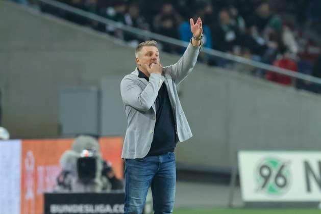Coach Lukas Kwasniok SC Paderborn 07 gestures, 2 Bundesliga, Hannover 96 vs SC Paderborn 07, Heinz von Heiden Arena on February 22, 2025 in Hanover, Germany Photo by Marco Steinbrenner DeFodi Images Coach Lukas Kwasniok SC Paderborn 07 gestures, 2 Bundesliga, Hannover 96 vs SC Paderborn 07, Heinz von Heiden Arena, February 22, 2025 in Hanover, Germany Photo by Marco Steinbrenner DeFodi Images DFB DFL REGULATIONS PROHIBIT ANY USE OF PHOTOGRAPHS AS IMAGE SEQUENCES AND OR QUASI VIDEO