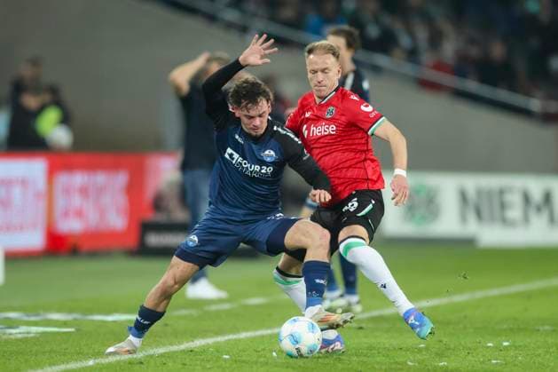 Aaron Zehnter SC Paderborn 07 and Havard Nielsen Hannover 96 battle for the ball, 2 Bundesliga, Hannover 96 vs SC Paderborn 07, Heinz von Heiden Arena, February 22, 2025 in Hanover, Germany Photo by Marco Steinbrenner DeFodi Images Aaron Zehnter SC Paderborn 07 and Havard Nielsen Hannover 96 battle for the ball, 2 Bundesliga, Hannover 96 vs SC Paderborn 07, Heinz von Heiden Arena, February 22, 2025 in Hanover, Germany Photo by Marco Steinbrenner DeFodi Images DFB DFL REGULATIONS PROHIBIT ANY USE OF PHOTOGRAPHS AS IMAGE SEQUENCES AND OR QUASI VIDEO