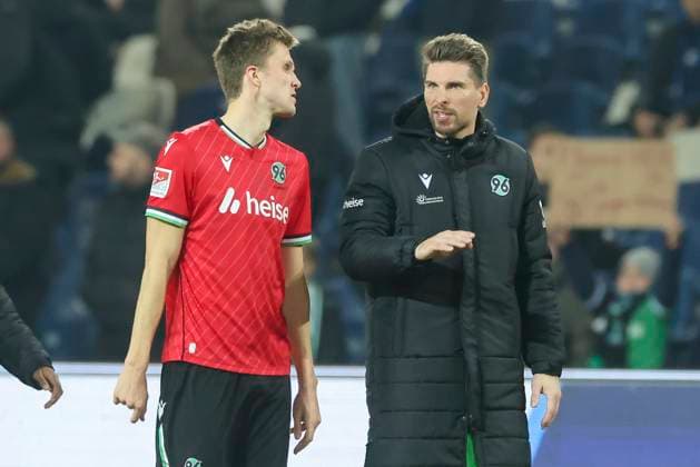 Fabian Kunze Hannover 96 and Torhueter Ron Robert Zieler Hannover 96 look dejected, 2 Bundesliga, Hannover 96 vs SC Paderborn 07, Heinz von Heiden Arena, February 22, 2025 in Hanover, Germany Photo by Marco Steinbrenner DeFodi Images Fabian Kunze Hannover 96 and Torhueter Ron Robert Zieler Hannover 96 look dejected, 2 Bundesliga, Hannover 96 vs SC Paderborn 07, Heinz von Heiden Arena, February 22, 2025 in Hanover, Germany Photo by Marco Steinbrenner DeFodi Images DFB DFL REGULATIONS PROHIBIT ANY USE OF PHOTOGRAPHS AS IMAGE SEQUENCES AND OR QUASI VIDEO