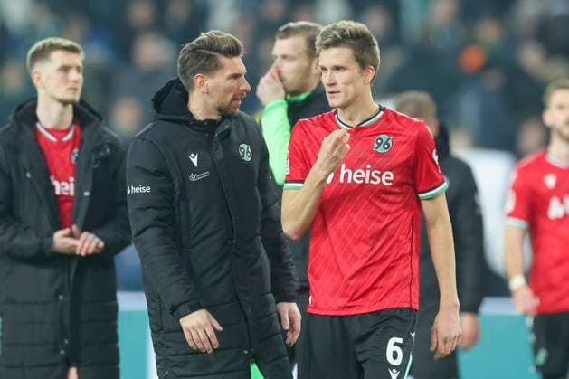 Goalkeeper Ron Robert Zieler Hannover 96 and Fabian Kunze Hannover 96 look dejected, 2 Bundesliga, Hannover 96 vs SC Paderborn 07, Heinz von Heiden Arena, February 22, 2025 in Hanover, Germany Photo by Marco Steinbrenner DeFodi Images Goalkeeper Ron Robert Zieler Hannover 96 and Fabian Kunze Hannover 96 look dejected, 2 Bundesliga, Hannover 96 vs SC Paderborn 07, Heinz von Heiden Arena, February 22, 2025 in Hanover, Germany Photo by Marco Steinbrenner DeFodi Images DFB DFL REGULATIONS PROHIBIT ANY USE OF PHOTOGRAPHS AS IMAGE SEQUENCES AND OR QUASI VIDEO