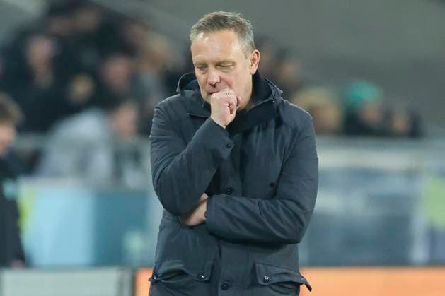 Coach Andre Breitenreiter Hannover 96 looks disappointed, 2 Bundesliga, Hannover 96 vs SC Paderborn 07, Heinz von Heiden Arena on February 22, 2025 in Hanover, Germany Photo by Marco Steinbrenner DeFodi Images Coach Andre Breitenreiter Hannover 96 looks dejected, 2 Bundesliga, Hannover 96 vs SC Paderborn 07, Heinz von Heiden Arena, February 22, 2025 in Hanover, Germany Photo by Marco Steinbrenner DeFodi Images DFB DFL REGULATIONS PROHIBIT ANY USE OF PHOTOGRAPHS AS IMAGE SEQUENCES AND OR QUASI VIDEO