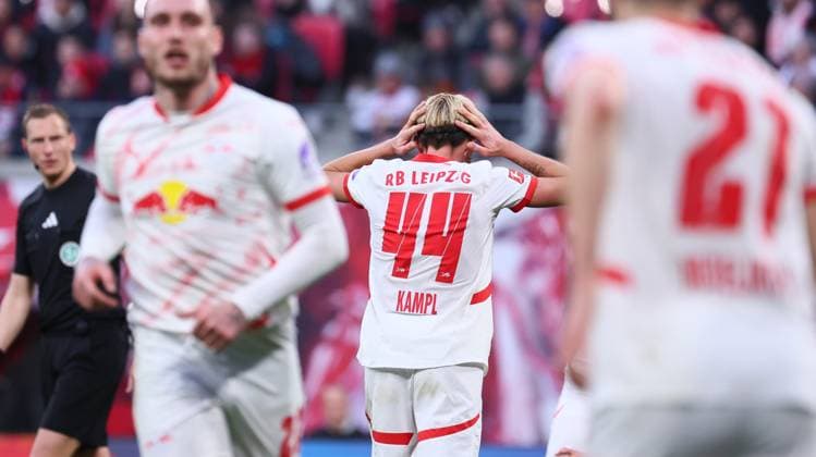 RB Leipzig Ð Heidenheim Bundesliga Leipzig, 23 02 2025, Red Bull Arena, Fußball, 1 Bundesliga, 23 Spieltag , RB Leipzig vs 1 FC Heidenheim , Im Bild Kevin Kampl 44, RB Leipzig enttäuscht , Nur zur redaktionellen Nutzung Only editorial use , DFL DFB regulations prohibit any use of photographs as image sequences and or quasi video ,