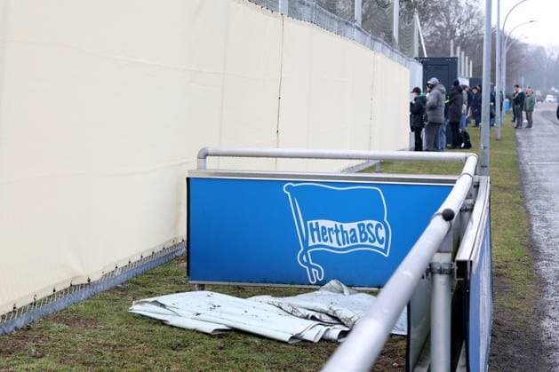 DEU, DFL, 2. FBL Hertha BSC, Training, 25.02.2025, Sportforum, Berlin, DEU, DFL, 2. FBL Hertha BSC, Training, im Bild Sichtblende defekt DFL - regulations prohibit any use of Photographs as image sequences and or quasi-video Foto: Juergen Engler nordphoto GmbH nordphotoxGmbHx xEngler nph00076