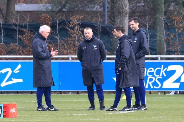 DEU, DFL, 2 FBL Hertha BSC, Training, 25 02 2025, Sportforum, Berlin, DEU, DFL, 2 FBL Hertha BSC, Training, im Bild Trainerteam, Cheftrainer Stefan Leitl Hertha BSC Berlin , Co Trainer Andre Mijatovic Hertha BSC Berlin , co , Co Trainer, Armin Reutershahn Hertha BSC Berlin DFL regulations prohibit any use of Photographs as image sequences and or quasi video Foto Juergen Engler nordphoto GmbH nordphotoxGmbHx xEngler nph00076