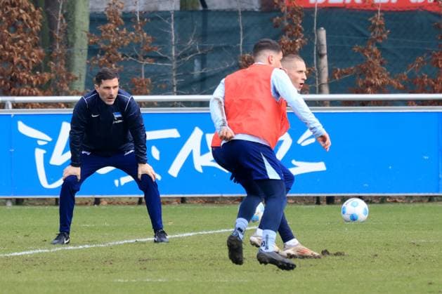 DEU, DFL, 2 FBL Hertha BSC, Training, 25 02 2025, Sportforum, Berlin, DEU, DFL, 2 FBL Hertha BSC, Training, in the picture head coach Stefan Leitl Hertha BSC Berlin , Palko Dardai Hertha BSC Berlin 20 , Diego Demme Hertha BSC Berlin 6 DFL regulations prohibit any use of Photographs as image sequences and or quasi video Foto Juergen Engler nordphoto GmbH nordphotoxGmbHx xEngler nph00076