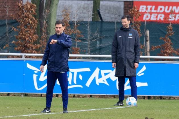 DEU, DFL, 2 FBL Hertha BSC, Training, 25 02 2025, Sportforum, Berlin, DEU, DFL, 2 FBL Hertha BSC, Training, im Bild Cheftrainer Stefan Leitl Hertha BSC Berlin , Co Trainer Andre Mijatovic Hertha BSC Berlin DFL regulations prohibit any use of Photographs as image sequences and or quasi video Foto Juergen Engler nordphoto GmbH nordphotoxGmbHx xEngler nph00076