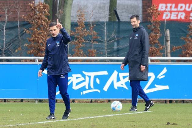 DEU, DFL, 2 FBL Hertha BSC, Training, 25 02 2025, Sportforum, Berlin, DEU, DFL, 2 FBL Hertha BSC, Training, im Bild Cheftrainer Stefan Leitl Hertha BSC Berlin , Co Trainer Andre Mijatovic Hertha BSC Berlin DFL regulations prohibit any use of Photographs as image sequences and or quasi video Foto Juergen Engler nordphoto GmbH nordphotoxGmbHx xEngler nph00076