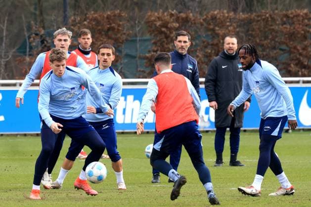 DEU, DFL, 2 FBL Hertha BSC, Training, 25 02 2025, Sportforum, Berlin, DEU, DFL, 2 FBL Hertha BSC, Training, in the picture Head Coach Stefan Leitl Hertha BSC Berlin , Co Coach Patrick Ebert Hertha BSC Berlin , Luca Schuler Hertha BSC Berlin 18 , Marten Winkler Hertha BSC Berlin 22 , Diego Demme Hertha BSC Berlin 6 , Deyovaisio Zeefuik Hertha BSC Berlin 42 DFL regulations prohibit any use of Photographs as image sequences and or quasi video Foto Juergen Engler nordphoto GmbH nordphotoxGmbHx xEngler nph00076