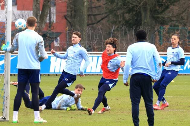 DEU, DFL, 2 FBL Hertha BSC, Training, 25 02 2025, Sportforum, Berlin, DEU, DFL, 2 FBL Hertha BSC, Training, in the picture Fabian Reese Hertha BSC Berlin 11 , Pascal Klemens Hertha BSC Berlin 41 , Tjark Ernst Hertha BSC Berlin 1 , Derry Scherhant Hertha BSC Berlin 39 DFL regulations prohibit any use of Photographs as image sequences and or quasi video Foto Juergen Engler nordphoto GmbH nordphotoxGmbHx xEngler nph00076