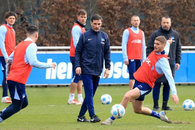 DEU, DFL, 2 FBL Hertha BSC, Training, 25 02 2025, Sportforum, Berlin, DEU, DFL, 2 FBL Hertha BSC, Training, in the picture head coach Stefan Leitl Hertha BSC Berlin , Marton Dardai Hertha BSC Berlin 31 , Diego Demme Hertha BSC Berlin 6 DFL regulations prohibit any use of Photographs as image sequences and or quasi video Foto Juergen Engler nordphoto GmbH nordphotoxGmbHx xEngler nph00076