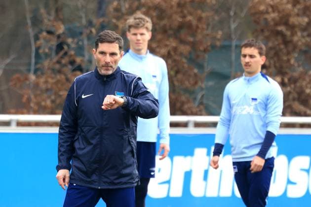 DEU, DFL, 2 FBL Hertha BSC, Training, 25 02 2025, Sportforum, Berlin, DEU, DFL, 2 FBL Hertha BSC, Training, im Bild Cheftrainer Stefan Leitl Hertha BSC Berlin , Luca Schuler Hertha BSC Berlin 18 , Michal Karbownik Hertha BSC Berlin 33 DFL regulations prohibit any use of Photographs as image sequences and or quasi video Foto Juergen Engler nordphoto GmbH nordphotoxGmbHx xEngler nph00076