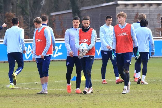 DEU, DFL, 2 FBL Hertha BSC, Training, 25 02 2025, Sportforum, Berlin, DEU, DFL, 2 FBL Hertha BSC, Training, im Bild Hertha Spielerkreis, Marius Gersbeck Hertha BSC Berlin 35 , Ibrahim Maza Hertha BSC Berlin 10 DFL regulations prohibit any use of Photographs as image sequences and or quasi video Foto Juergen Engler nordphoto GmbH nordphotoxGmbHx xEngler nph00076