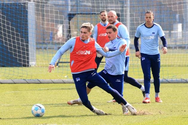 DEU, DFL, 2 FBL Hertha BSC, Training, 25 02 2025, Sportforum, Berlin, DEU, DFL, 2 FBL Hertha BSC, Training, in the picture Marten Winkler Hertha BSC Berlin 22 , Michal Karbownik Hertha BSC Berlin 33 , Toni Leistner Hertha BSC Berlin 37 , Derry Scherhant Hertha BSC Berlin 39 DFL regulations prohibit any use of Photographs as image sequences and or quasi video Foto Juergen Engler nordphoto GmbH nordphotoxGmbHx xEngler nph00076