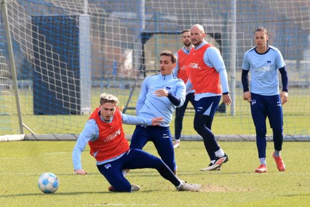 DEU, DFL, 2 FBL Hertha BSC, Training, 25 02 2025, Sportforum, Berlin, DEU, DFL, 2 FBL Hertha BSC, Training, in the picture Marten Winkler Hertha BSC Berlin 22 , Michal Karbownik Hertha BSC Berlin 33 , Toni Leistner Hertha BSC Berlin 37 , Derry Scherhant Hertha BSC Berlin 39 DFL regulations prohibit any use of Photographs as image sequences and or quasi video Foto Juergen Engler nordphoto GmbH nordphotoxGmbHx xEngler nph00076