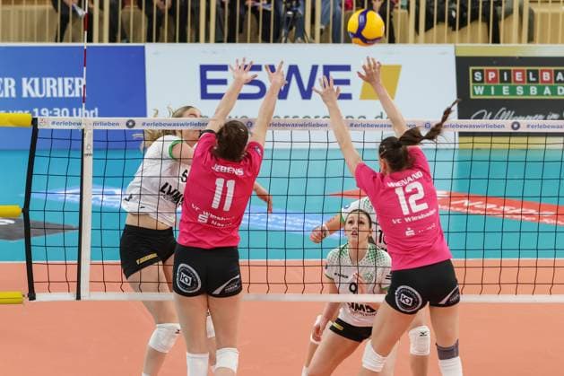 Wiesbaden, Germany February 26, 2025 1 VBL Women 2024 2025 VC Wiesbaden vs USC Münster In the picture Rosa Entius Münster, 5 , Celine Jebens VCW, 11 , Emilia Jordan Münster, 9 , Nina Herelova VCW, 12 , Halle am Platz der deutschen Ein Berlin Copyright: xFotostandx xUlrichxScherbaumx