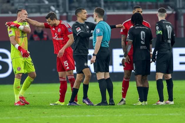 28 02 2025, Football, Fortuna Düsseldorf SpVgg Greuther Fürth, 2 Fußball Bundesliga, Matchday 24, Merkur Spiel Arena, Season 2024 2025 Scuffle around referee Eric Weisbach after foul on Felix Klaus Greuther Fürth 30 , Included are Noel Futkeu Greuther Fürth 9 , Branimir Hrgota Greuther Fürth 10 , Tim Oberdorf Fortuna Düsseldorf 15 , Jamil Siebert Fortuna Düsseldorf 20 and goalkeeper Florian Kastenmeier Fortuna Düsseldorf 33 DFB regulations prohibit any use of photographs as image sequences and or quasi video North Rhine-Westphalia Germany