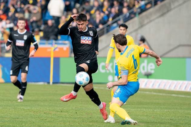 Aaron Keller Nr 16 SSV Ulm 1846 vs Ermin Bicakcic Nr 6 Eintracht Braunschweig GER, Eintracht Braunschweig vs SSV Ulm 1846, Football, 2 Soccer Bundesliga, Season 2024 25, 01 03 2025 GER, Eintracht Braunschweig vs SSV Ulm 1846, Football, 2 Soccer Bundesliga, Season 2024 25, 01 03 2025 Braunschweig Copyright: xEibner-Pressefoto DanielxREINELTx EP_DRT