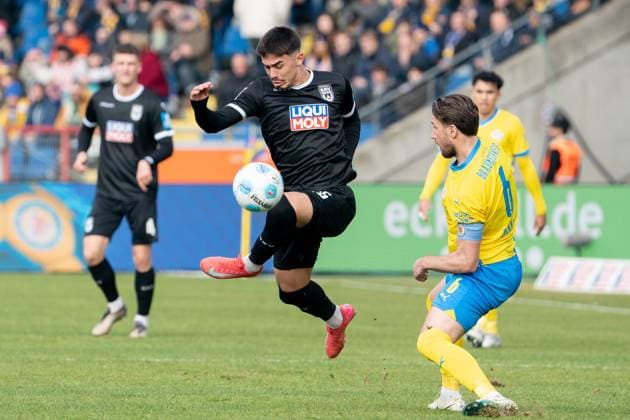 Aaron Keller Nr 16 SSV Ulm 1846 vs Ermin Bicakcic Nr 6 Eintracht Braunschweig GER, Eintracht Braunschweig vs SSV Ulm 1846, Football, 2 Soccer Bundesliga, Season 2024 25, 01 03 2025 GER, Eintracht Braunschweig vs SSV Ulm 1846, Football, 2 Soccer Bundesliga, Season 2024 25, 01 03 2025 Braunschweig Copyright: xEibner-Pressefoto DanielxREINELTx EP_DRT