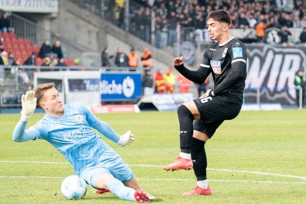 Aaron Keller Nr 16 SSV Ulm 1846 fails to Ron Thorben Hoffmann Nr 1 Eintracht Braunschweig GER, Eintracht Braunschweig vs SSV Ulm 1846, Football, 2 Soccer Bundesliga, Season 2024 25, 01 03 2025 GER, Eintracht Braunschweig vs SSV Ulm 1846, Football, 2 Soccer Bundesliga, Season 2024 25, 01 03 2025 Braunschweig Copyright: xEibner-Pressefoto DanielxREINELTx EP_DRT