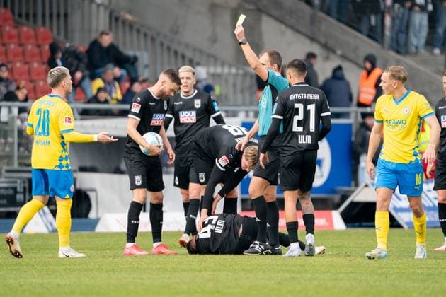 Romario Roesch Nr 43 SSV Ulm 1846 on the ground, Lino Tempelmann Nr 20 Eintracht Braunschweig receives a yellow card for his foul GER, Eintracht Braunschweig vs SSV Ulm 1846, Soccer, 2 Soccer Bundesliga, Season 2024 25, 01 03 2025 GER, Eintracht Braunschweig vs SSV Ulm 1846, Soccer, 2 Soccer Bundesliga, Season 2024 25, 01 03 2025 Braunschweig Copyright: xEibner-Pressefoto DanielxREINELTx EP_DRT