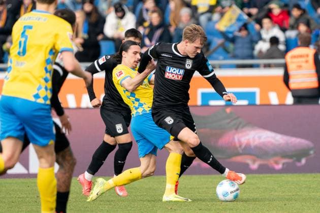 Luka Hyrylaeinen Nr 38 SSV Ulm 1846 vs Rayan Philippe Nr 9 Eintracht Braunschweig GER, Eintracht Braunschweig vs SSV Ulm 1846, Football, 2 Soccer Bundesliga, Season 2024 25, 01 03 2025 GER, Eintracht Braunschweig vs SSV Ulm 1846, Football, 2 Soccer Bundesliga, Season 2024 25, 01 03 2025 Braunschweig Copyright: xEibner-Pressefoto DanielxREINELTx EP_DRT