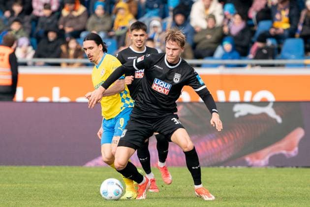 Luka Hyrylaeinen Nr 38 SSV Ulm 1846 vs Rayan Philippe Nr 9 Eintracht Braunschweig GER, Eintracht Braunschweig vs SSV Ulm 1846, Football, 2 Soccer Bundesliga, Season 2024 25, 01 03 2025 GER, Eintracht Braunschweig vs SSV Ulm 1846, Football, 2 Soccer Bundesliga, Season 2024 25, 01 03 2025 Braunschweig Copyright: xEibner-Pressefoto DanielxREINELTx EP_DRT