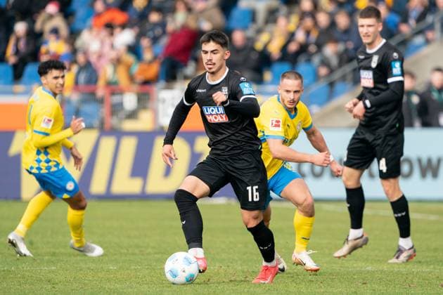 Aaron Keller Nr 16 SSV Ulm 1846 with ball GER, Eintracht Braunschweig vs SSV Ulm 1846, Soccer, 2 Soccer Bundesliga, Season 2024 25, 01 03 2025 GER, Eintracht Braunschweig vs SSV Ulm 1846, Soccer, 2 Soccer Bundesliga, Season 2024 25, 01 03 2025 Braunschweig Copyright: xEibner-Pressefoto DanielxREINELTx EP_DRT