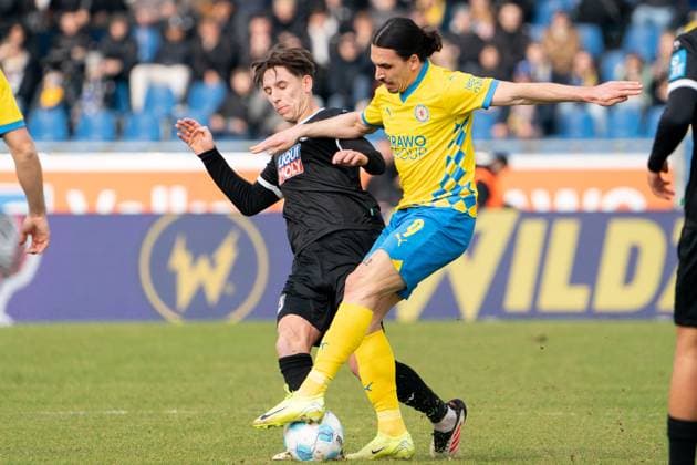 Max Brandt Nr 23 SSV Ulm 1846 vs Rayan Philippe Nr 9 Eintracht Braunschweig GER, Eintracht Braunschweig vs SSV Ulm 1846, Soccer, 2 Soccer Bundesliga, Season 2024 25, 01 03 2025 GER, Eintracht Braunschweig vs SSV Ulm 1846, Soccer, 2 Soccer Bundesliga, Season 2024 25, 01 03 2025 Braunschweig Copyright: xEibner-Pressefoto DanielxREINELTx EP_DRT