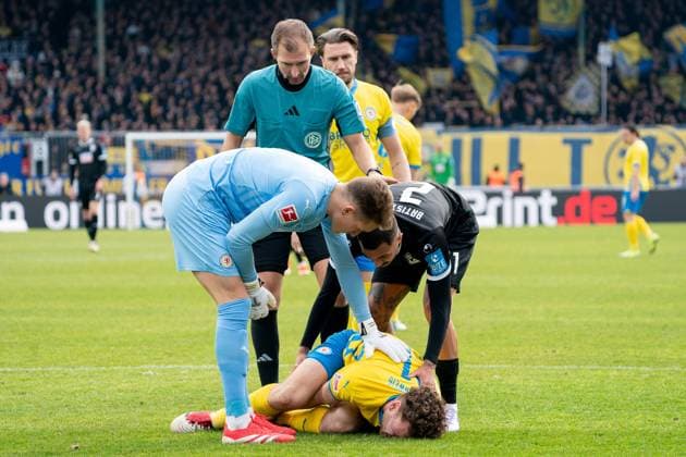 Oliver Batista Meier Nr 21 SSV Ulm 1846 apologizes to his opponent GER, Eintracht Braunschweig vs SSV Ulm 1846, Football, 2 Soccer Bundesliga, Season 2024 25, 01 03 2025 GER, Eintracht Braunschweig vs SSV Ulm 1846, Football, 2 Soccer Bundesliga, Season 2024 25, 01 03 2025 Braunschweig Copyright: xEibner-Pressefoto DanielxREINELTx EP_DRT