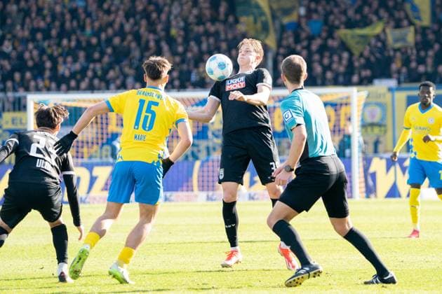 Luka Hyrylaeinen Nr 38 SSV Ulm 1846 vs Max Marie Nr 15 Eintracht Braunschweig GER, Eintracht Braunschweig vs SSV Ulm 1846, Soccer, 2 Soccer Bundesliga, Season 2024 25, 01 03 2025 GER, Eintracht Braunschweig vs SSV Ulm 1846, Soccer, 2 Soccer Bundesliga, Season 2024 25, 01 03 2025 Braunschweig Copyright: xEibner-Pressefoto DanielxREINELTx EP_DRT