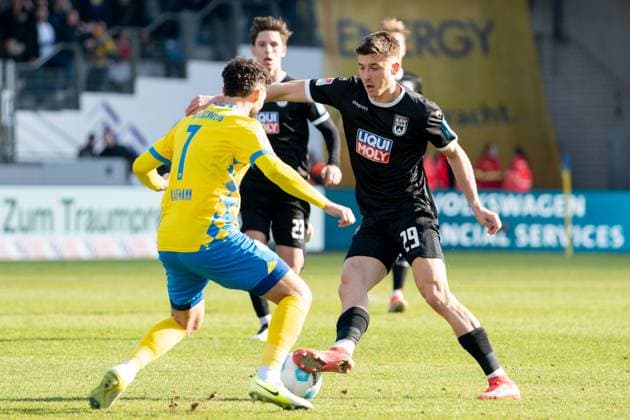 Semir Telalovic Nr 29 SSV Ulm 1846 vs Fabio Kaufmann Nr 7 Eintracht Braunschweig GER, Eintracht Braunschweig vs SSV Ulm 1846, Soccer, 2 Soccer Bundesliga, Season 2024 25, 01 03 2025 GER, Eintracht Braunschweig vs SSV Ulm 1846, Soccer, 2 Soccer Bundesliga, Season 2024 25, 01 03 2025 Braunschweig Copyright: xEibner-Pressefoto DanielxREINELTx EP_DRT