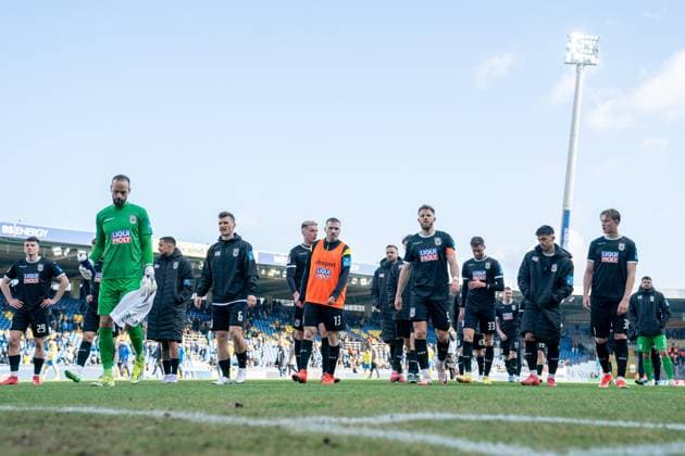 The players of SSV Ulm after the final whistle GER, Eintracht Braunschweig vs SSV Ulm 1846, Soccer, 2 Soccer Bundesliga, Season 2024 25, 01 03 2025 GER, Eintracht Braunschweig vs SSV Ulm 1846, Soccer, 2 Soccer Bundesliga, Season 2024 25, 01 03 2025 Braunschweig Copyright: xEibner-Pressefoto DanielxREINELTx EP_DRT