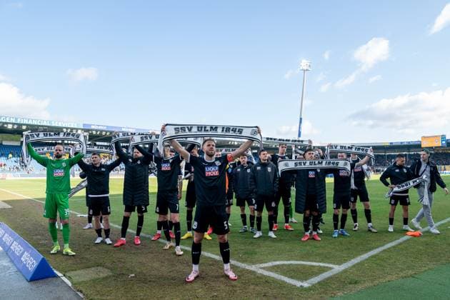 The players of SSV Ulm thank the fans who traveled with them GER, Eintracht Braunschweig vs SSV Ulm 1846, Football, 2 Football Bundesliga, Season 2024 25, 01 03 2025 GER, Eintracht Braunschweig vs SSV Ulm 1846, Football, 2 Football Bundesliga, Season 2024 25, 01 03 2025 Braunschweig Copyright: xEibner-Pressefoto DanielxREINELTx EP_DRT