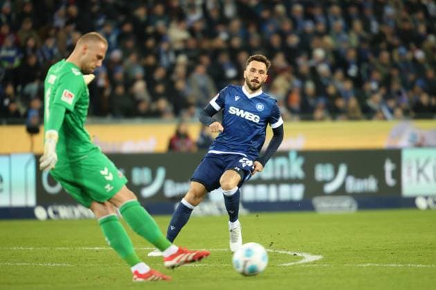 Fabian Schleusener Karlsruher SC, 24 presses Marvin Schwaebe 1 FC Koeln, Goalkeeper 01 , Karlsruher SC vs 1 FC Koeln Football, 2 Bundesliga, 24 Matchday, 2024 2025, 01 03 2025, DFL REGULATES PROHIBIT ANY USE OF PHOTOGRAPHS AS IMAGE SEQUENCES AND OR QUASI VIDEO, Karlsruher SC vs 1 FC Koeln Football, 2 Bundesliga, 24 Matchday, 2024 2025, 01 03 2025 Karlsruhe Copyright: xEibner-Pressefoto JanxPrihodax EP_JPA