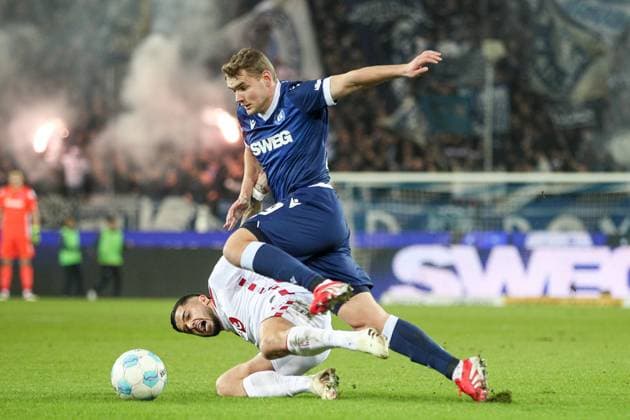 duel between Jusuf Gazibegovic 1 FC Koeln, 25 and Lasse Guenther Karlsruher SC, 29 , Karlsruher SC vs 1 FC Koeln Football, 2 Bundesliga, 24 Matchday, 2024 2025, 01 03 2025, DFL REGULATIONS PROHIBIT ANY USE OF PHOTOGRAPHS AS IMAGE SEQUENCES AND OR QUASI VIDEO, Karlsruher SC vs 1 FC Koeln Football, 2 Bundesliga, 24 Matchday, 2024 2025, 01 03 2025 Karlsruhe Copyright: xEibner-Pressefoto JanxPrihodax EP_JPA