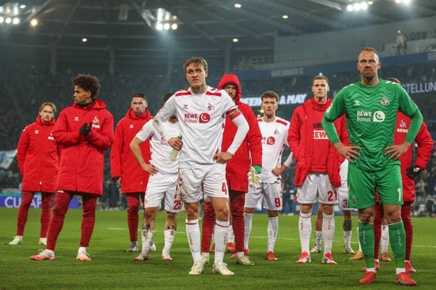 Timo Huebers 1 FC Koeln, 04 with the team with the fans after the defeat, Karlsruher SC vs 1 FC Koeln Football, 2 Bundesliga, 24 Matchday, 2024 2025, 01 03 2025, DFL REGULATIONS PROHIBIT ANY USE OF PHOTOGRAPHS AS IMAGE SEQUENCES AND OR QUASI VIDEO, Karlsruher SC vs 1 FC Koeln Football, 2 Bundesliga, 24 Matchday, 2024 2025, 01 03 2025 Karlsruhe Copyright: xEibner-Pressefoto JanxPrihodax EP_JPA
