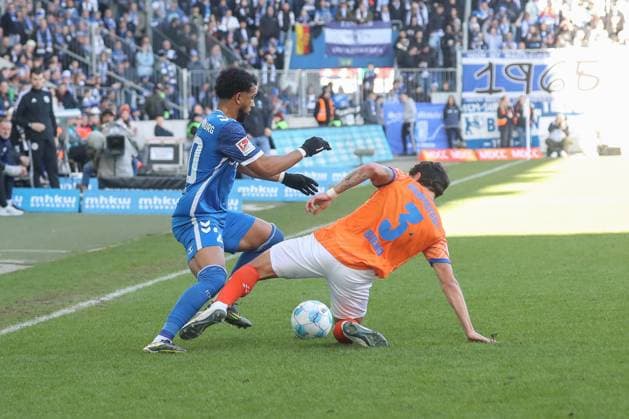 02 03 2025, xgox, Fußball 2 Bundesliga, 1 FC Magdeburg SV Darmstadt 98 emspor, v l Xavier Amaechi Magdeburg, 20 , Guille Bueno Darmstadt, 3 Zweikampf, Duell, Kampf, tackle DFL DFB REGULATIONS PROHIBIT ANY USE OF PHOTOGRAPHS as IMAGE SEQUENCES and or QUASI VIDEO Magdeburg